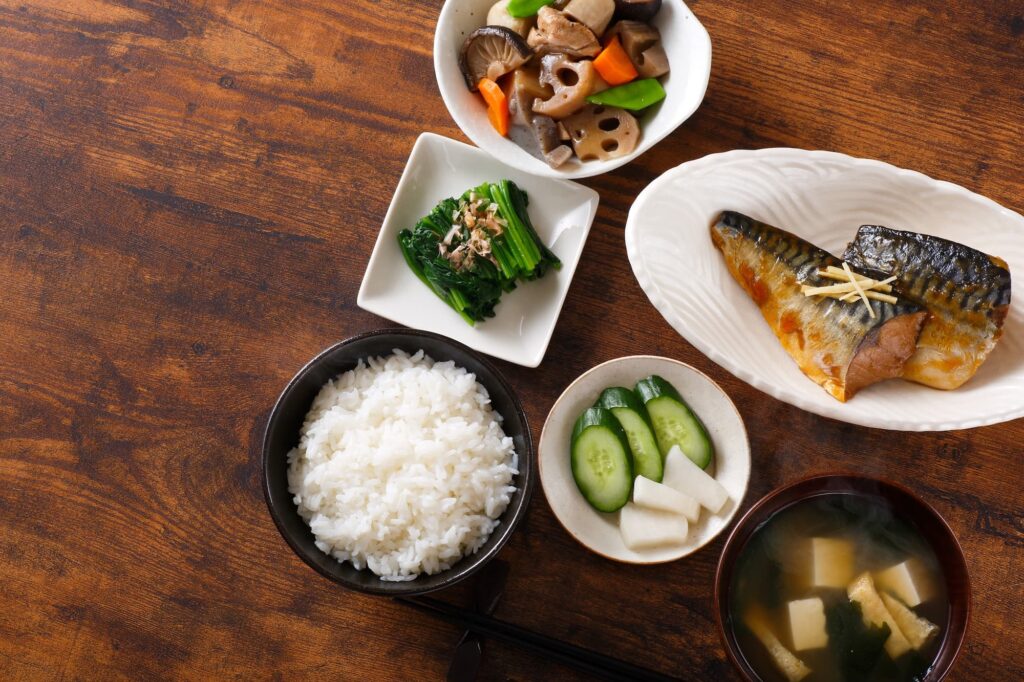 家族の夕食用に並べた冷蔵おかずのイメージ
